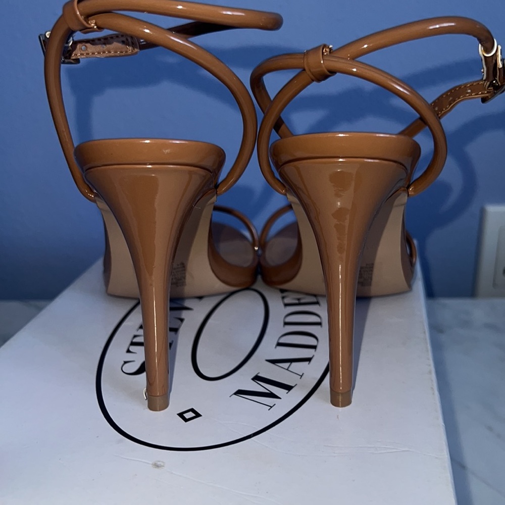 Patent leather heeled sandals - Picture 4 of 4